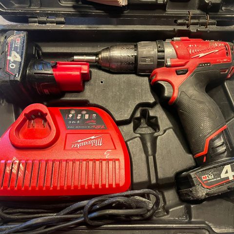 MILWAUKEE M12 CDD-402C BATTERIDRILL. MED 2 4AMP BATTRI