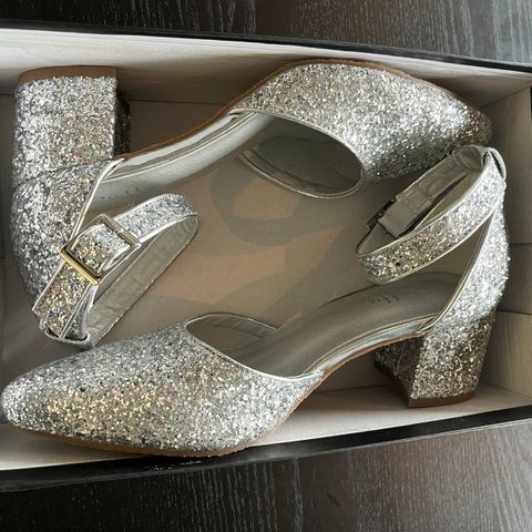 Glitter pumps