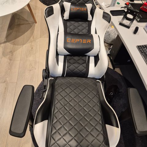 Behagelig CEPTER b&w gaming chair