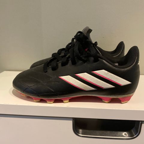 Flotte Adidas fotball sko st 31