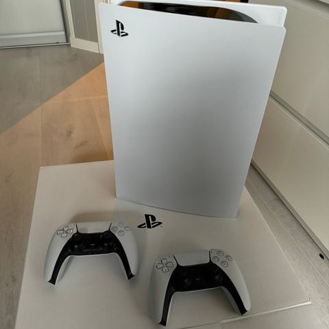 PlayStation 5 - original eske og 2 kontroller - disc utgave