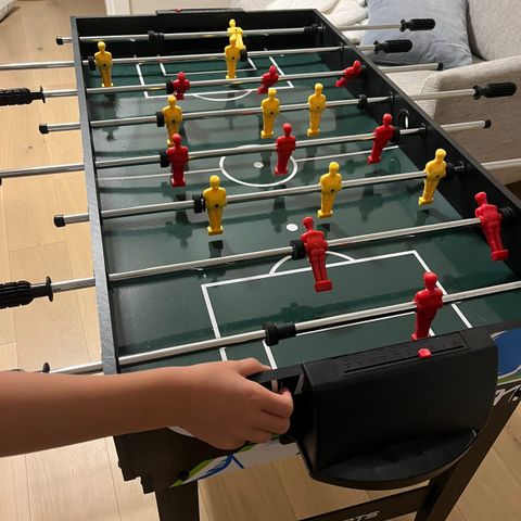 4 i 1 spillebord - airhockey, biljard, bordtennis og fotballspill