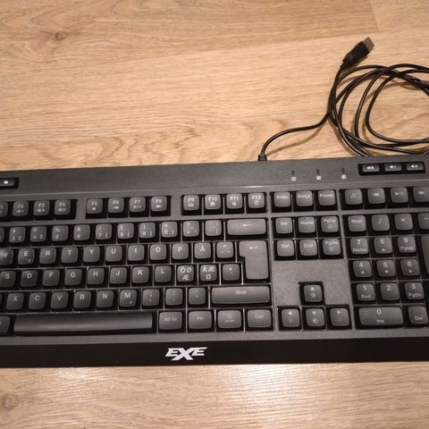 Gaming utstyr selges, mus, mikrofon, tastatur og musematte.