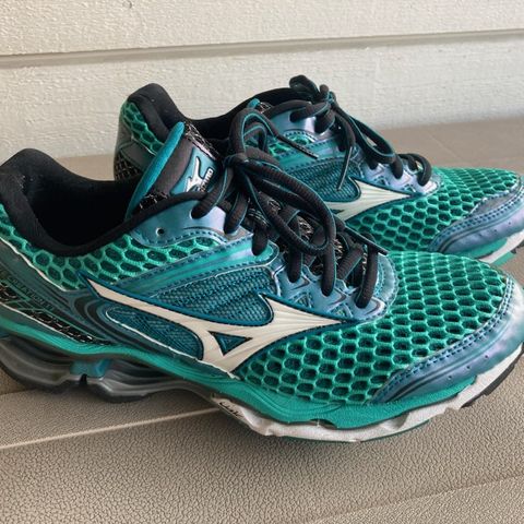 Løpesko/asfaltsko Mizuno wave X10 str 381/2. Brukt en gang