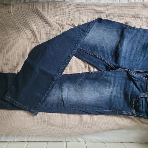 SNOG Jeans W34/L32 til Salgs!