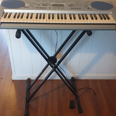 Yamaha keyboard med stativ