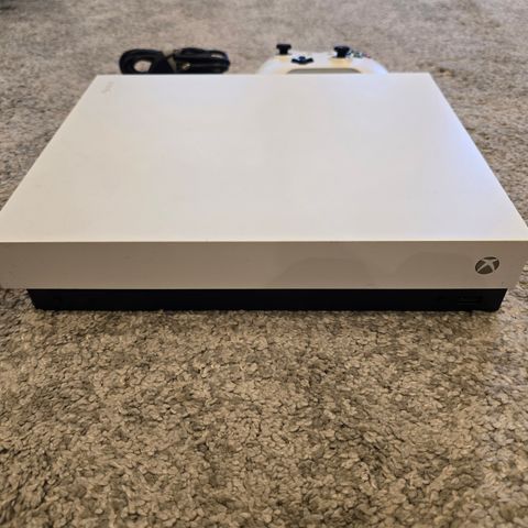 Xbox One X 1TB White Edition til salgs – Pent brukt!