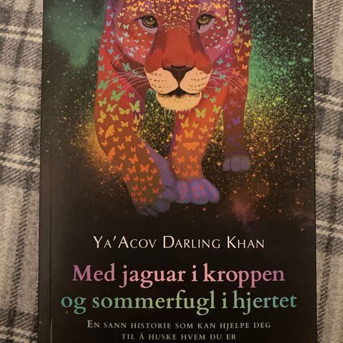 MED JAGUAR I KROPPEN OG SOMMERFUGLER I HJERTET - Ya´Acov Darling Khan