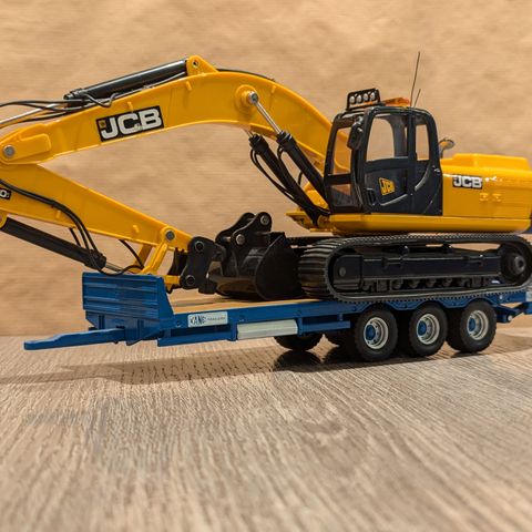 JCB JS330 LC Eksklusiv fra Britians i skala 1/32 (1:32). Diecast modelltraktor