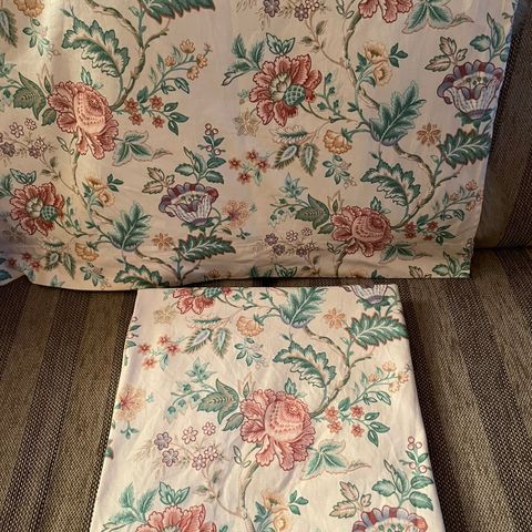 Vintage bomullsgardiner med blomstermotiv x2