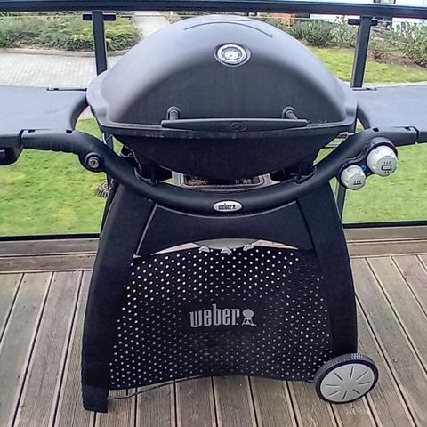 Weber gass grill Q 3200  i god stand, veldig lite brukt, selges.  Må hentes.