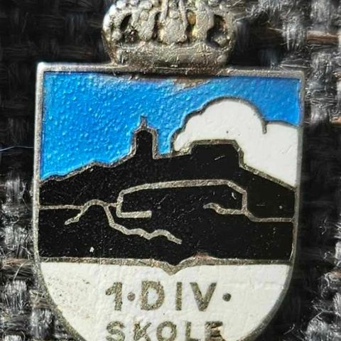 Førkrigs 1. Divisjonsskole merke Halden