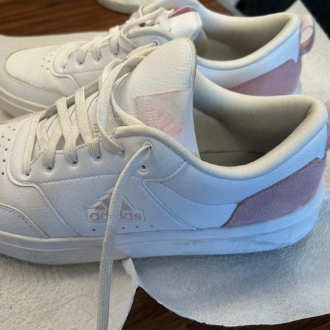 Hvit Adidas med rosa felt str 41