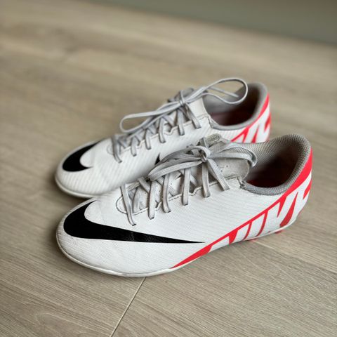 Nike fotballsko str 36,5