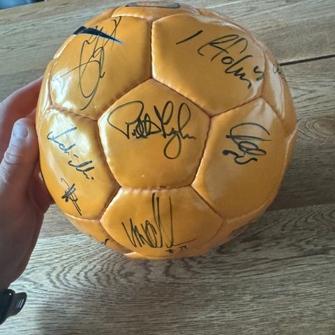 Signert Vålerenga ball.