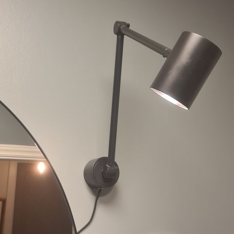 Justerbar vegglampe med usbport