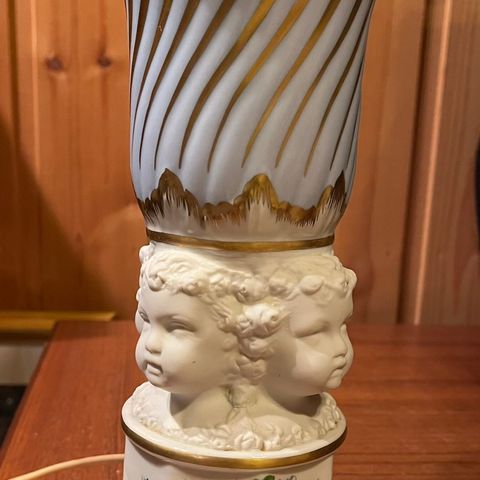 Eldre porselens lampe selges