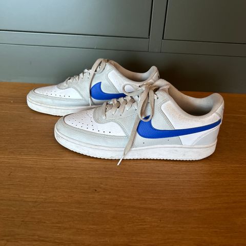 Nike Court vision 42 minimalt brukt (nypris 990)