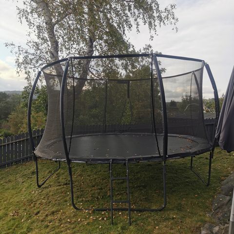 Stor trampoline fra lekekassen