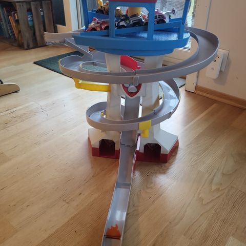 Paw Patrol tårn (høyt) og alle 6 metallbilene