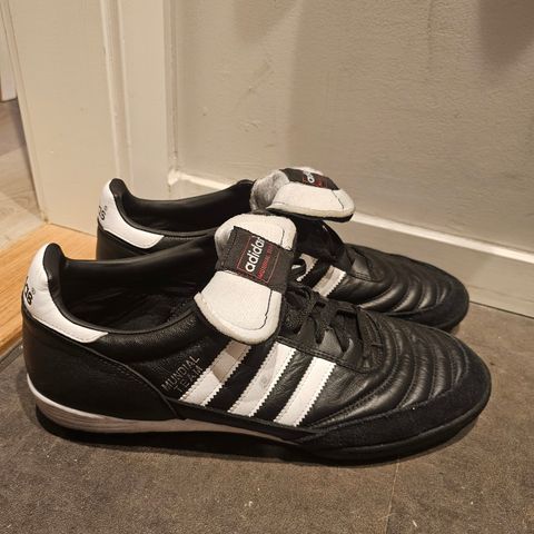 Lite brukte Adidas Copa Mundial kunstgress selges