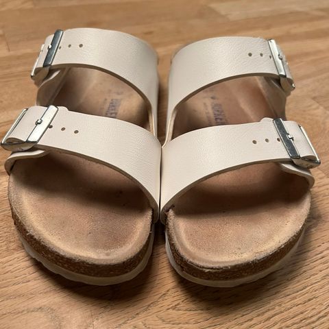 Lite brukt hvite Birkenstock sandaler i skinn i str. 36