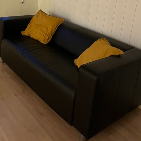 Sofa sort skinnimitasjon