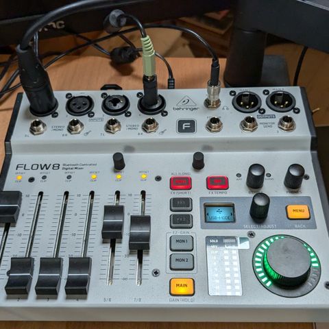 Behringer Flow 8