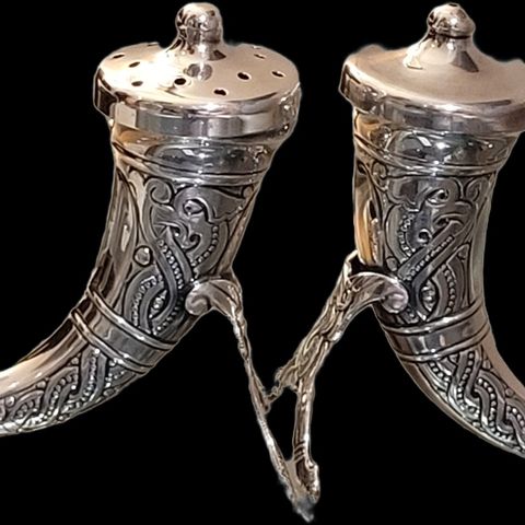 Ny pris !! STRØKNE Viking horn salt og pepperbøsser  i 925 Sterling sølv selges.