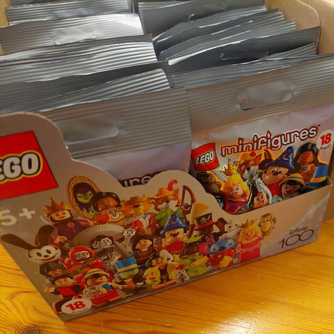 To komplette sett Lego CMF Disney 100 i displayeske, uåpnede (36 stk.)