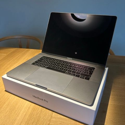 MacBook pro 15" Toppmodell 2.4GHz i9 1TB SSD 32GB