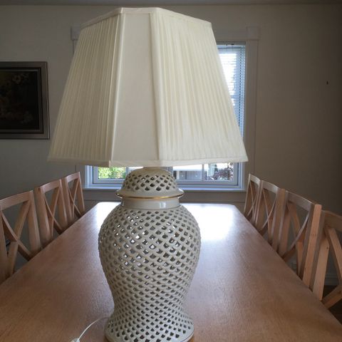 Lampe med hvit skjerm