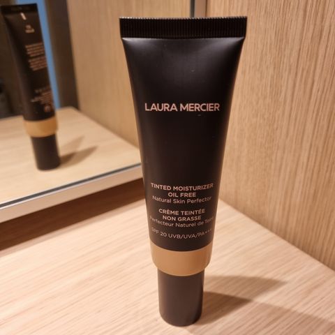 Farget dagkrem - Laura Mercier