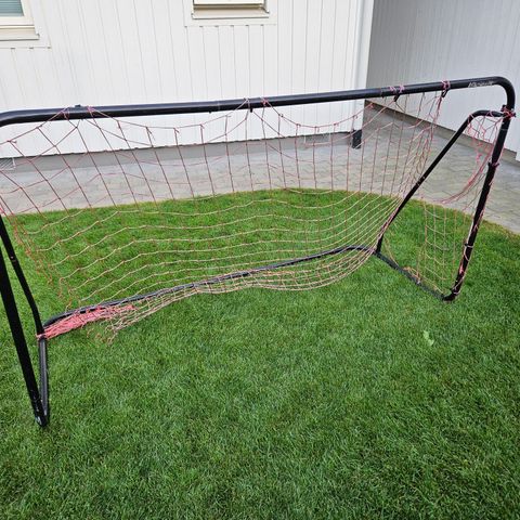 Fotballmål selges