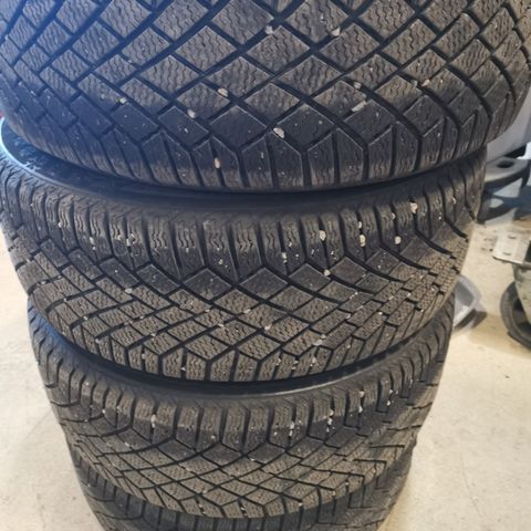 Vinter dekk Continental 215/50R17