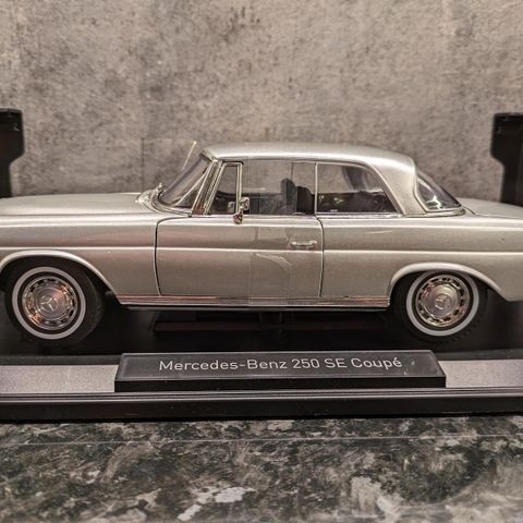 Mercedes-Benz (W111) 250 SE Coupe - 1969 modell - sølv metallic - Norev - 1:18