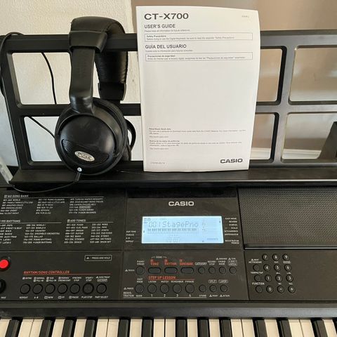 Bærbart piano /keyboard m/stativ og headset