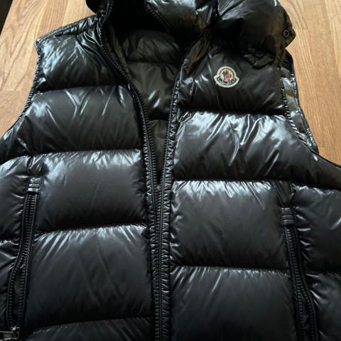 Moncler Vest med avtagbar hette