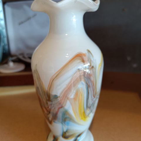 Vakker vase i opalinglass (19,5 cm )