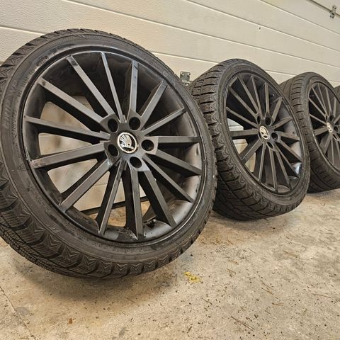 Skoda/VW/Audi piggfri - 235/40R18 - 5x112