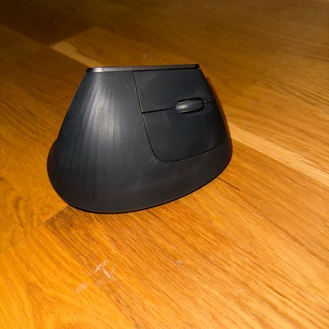 Svært pent og veldig lite brukt Logitech MX Verical selges