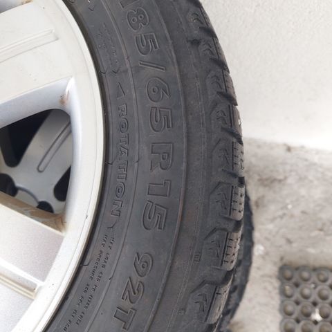 Piggdekk 185/65 r 15 på toyota felg