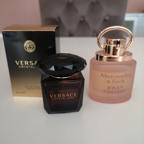 1 Versace og 1 Abercrombie & Fitch