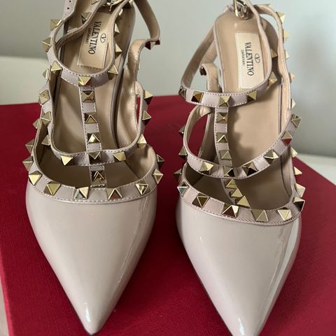 Helt nye! Valentino Garavani rockstud heels i str 39.