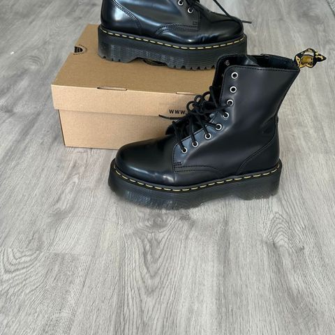 DR Martens vintersko for dame. Brukt kun 1 gang