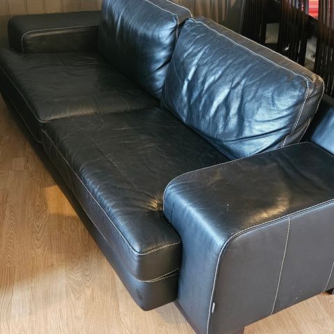 Solid og romslig sofa