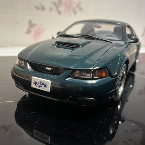 2000/2001 Ford Mustang GT «Bullit Edition» fra Auto Art! Her kan «alt» åpnes!