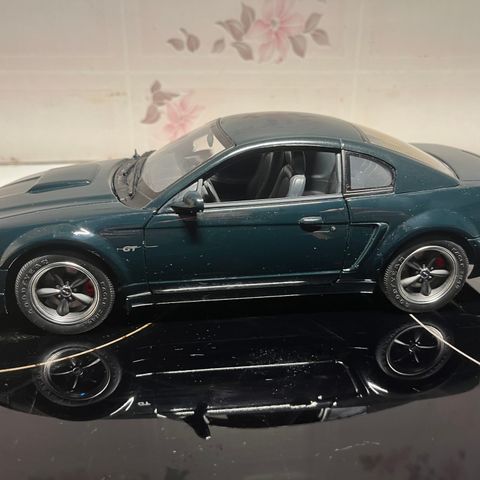 2000/2001 Ford Mustang GT «Bullit Edition» fra Auto Art! Her kan «alt» åpnes!