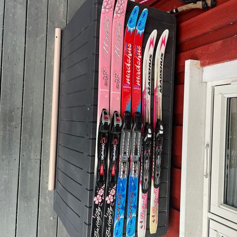 Forskjellige ski selges