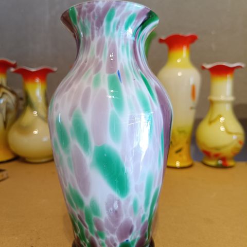 Vakker vase i opalinglass (19 cm)